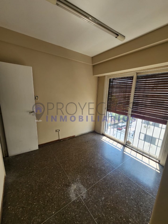 5 ambientes en alquiler al frente sobre Av. Rivadavia 13.900 - Ramos Mejia